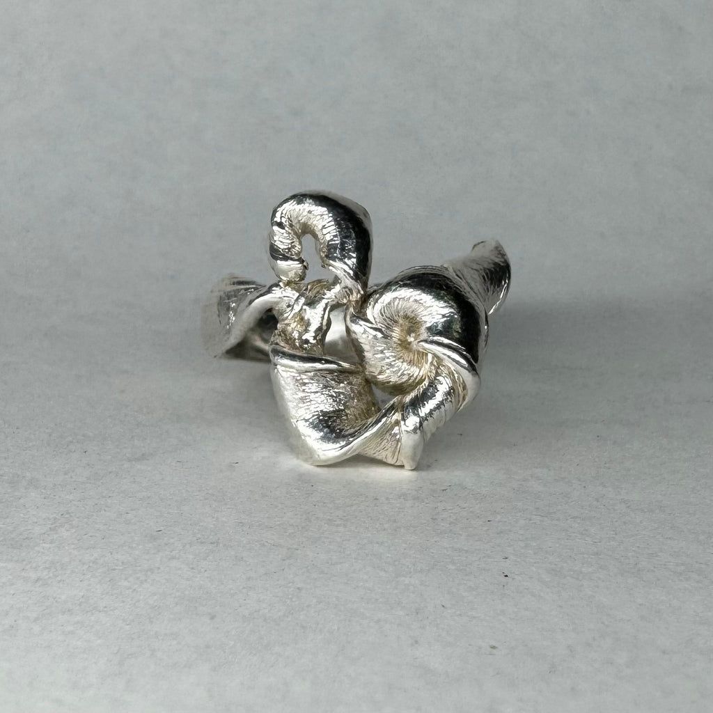 Twisted up ring sz R